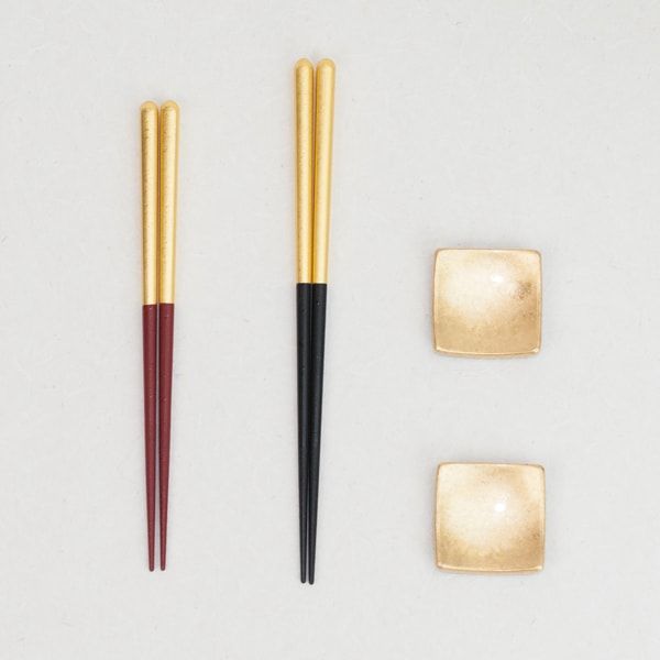 美品！オークビレッジの木製カップと新品未使用の箸のペアセット 箸・箸置きセットペア しずく（桐箱入り） 箔一