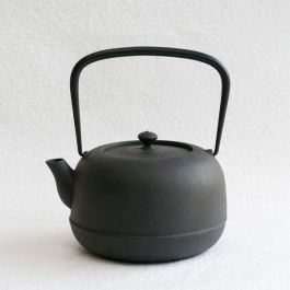 東屋　鉄瓶　新品　油焼き　1.0L　水沢姥口　小　及富　南部鉄器　鋳鉄　油焼 楽天市場】東屋 鉄瓶 水沢姥口 小 1リットル 南部鉄器 南部鉄瓶 岩手県